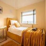 New! 3br - Free Parking, Wifi & Serviced Workspace - Sleeps 5 - Contractors & Relocations - Weekly & Monthly Rates * Leeds (West Yorkshire)