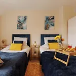 New! 3br - Free Parking, Wifi & Serviced Workspace - Sleeps 5 - Contractors & Relocations - Weekly & Monthly Rates Сasa de vacaciones Leeds (West Yorkshire)