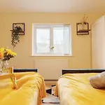 New! 3br - Free Parking, Wifi & Serviced Workspace - Sleeps 5 - Contractors & Relocations - Weekly & Monthly Rates * Leeds (West Yorkshire)