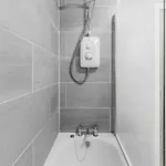 New! 3br - Free Parking, Wifi & Serviced Workspace - Sleeps 5 - Contractors & Relocations - Weekly & Monthly Rates Сasa de vacaciones