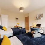 New! 3br - Free Parking, Wifi & Serviced Workspace - Sleeps 5 - Contractors & Relocations - Weekly & Monthly Rates Сasa de vacaciones *
