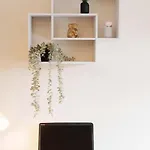 New! 3br - Free Parking, Wifi & Serviced Workspace - Sleeps 5 - Contractors & Relocations - Weekly & Monthly Rates *