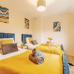 New! 3br - Free Parking, Wifi & Serviced Workspace - Sleeps 5 - Contractors & Relocations - Weekly & Monthly Rates Сasa de vacaciones Leeds (West Yorkshire)