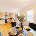New! 3br - Free Parking, Wifi & Serviced Workspace - Sleeps 5 - Contractors & Relocations - Weekly & Monthly Rates *