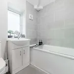 New! 3br - Free Parking, Wifi & Serviced Workspace - Sleeps 5 - Contractors & Relocations - Weekly & Monthly Rates Сasa de vacaciones