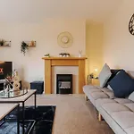 New! 3br - Free Parking, Wifi & Serviced Workspace - Sleeps 5 - Contractors & Relocations - Weekly & Monthly Rates Leeds (West Yorkshire)