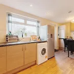 New! 3br - Free Parking, Wifi & Serviced Workspace - Sleeps 5 - Contractors & Relocations - Weekly & Monthly Rates *