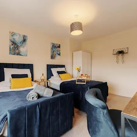 New! Central 3Br - Free Parking, Wifi & Serviced Workspace - Sleeps 5 - Contractors & Relocations - Weekly & Monthly Rates 度假居 *