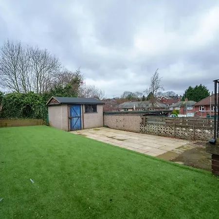 5 Beds - Perfect For Contractors & Families - Free Parking & Wifi * Leeds (West Yorkshire)