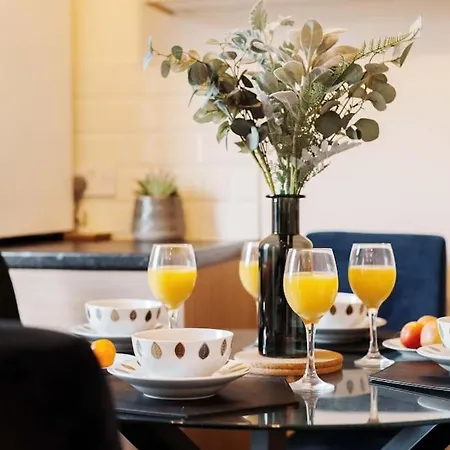 New! Central 3Br - Free Parking, Wifi & Serviced Workspace - Sleeps 5 - Contractors & Relocations - Weekly & Monthly Rates