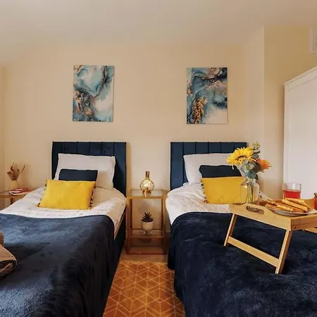New! 3br - Free Parking, Wifi & Serviced Workspace - Sleeps 5 - Contractors & Relocations - Weekly & Monthly Rates Tatil Evi Leeds (West Yorkshire)