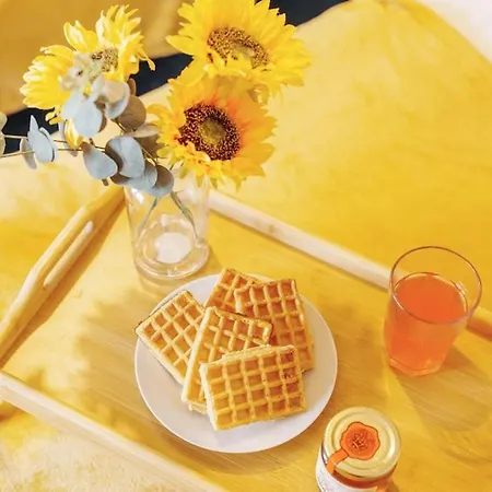 New! Central 3Br - Free Parking, Wifi & Serviced Workspace - Sleeps 5 - Contractors & Relocations - Weekly & Monthly Rates *