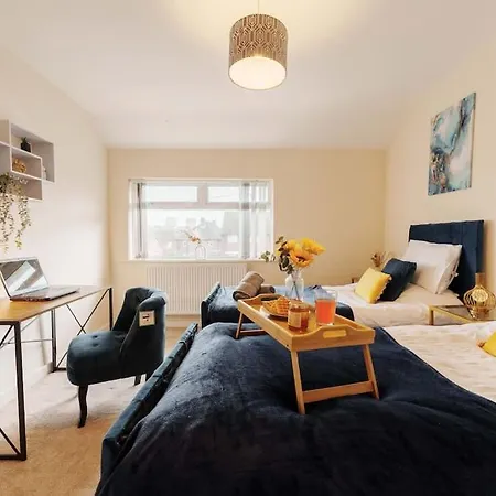 Сasa de vacaciones New! 3br - Free Parking, Wifi & Serviced Workspace - Sleeps 5 - Contractors & Relocations - Weekly & Monthly Rates