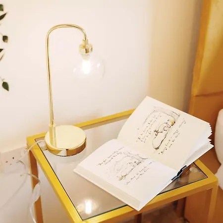 5 Beds - Perfect For Contractors & Families - Free Parking & Wifi * Leeds (West Yorkshire)