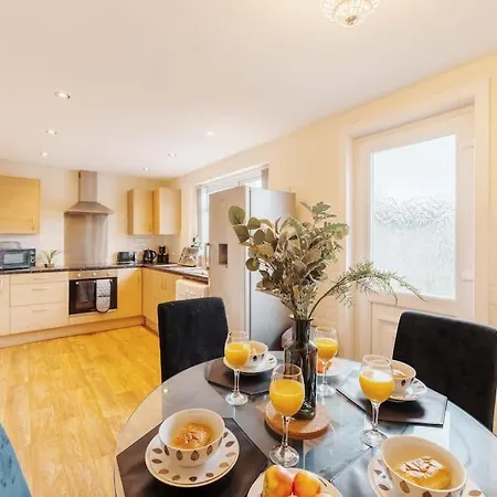New! 3br - Free Parking, Wifi & Serviced Workspace - Sleeps 5 - Contractors & Relocations - Weekly & Monthly Rates *