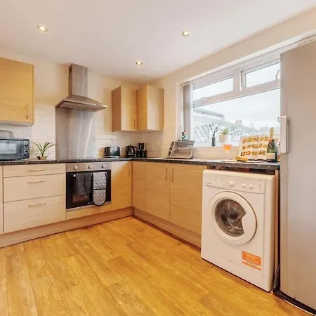 5 Beds - Perfect For Contractors & Families - Free Parking & Wifi Casa vacanze Leeds (West Yorkshire)