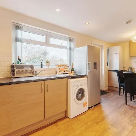 New! 3br - Free Parking, Wifi & Serviced Workspace - Sleeps 5 - Contractors & Relocations - Weekly & Monthly Rates *