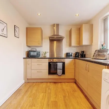 5 Beds - Perfect For Contractors & Families - Free Parking & Wifi Holiday home