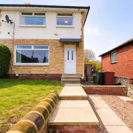 New! 3br - Free Parking, Wifi & Serviced Workspace - Sleeps 5 - Contractors & Relocations - Weekly & Monthly Rates