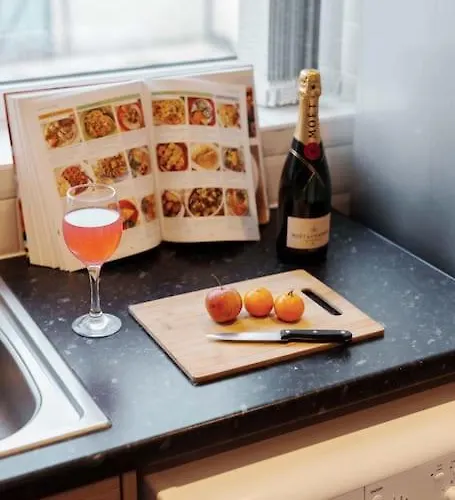 度假居 New! Central 3Br - Free Parking, Wifi & Serviced Workspace - Sleeps 5 - Contractors & Relocations - Weekly & Monthly Rates 利兹