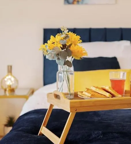 度假居 New! Central 3Br - Free Parking, Wifi & Serviced Workspace - Sleeps 5 - Contractors & Relocations - Weekly & Monthly Rates