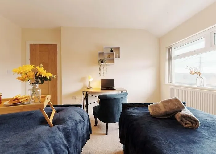 度假居 New! Central 3Br - Free Parking, Wifi & Serviced Workspace - Sleeps 5 - Contractors & Relocations - Weekly & Monthly Rates 利兹