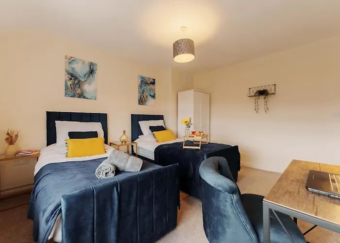 New! Central 3Br - Free Parking, Wifi & Serviced Workspace - Sleeps 5 - Contractors & Relocations - Weekly & Monthly Rates 度假居 *