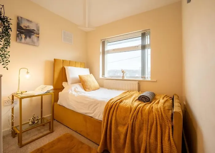 New! Central 3Br - Free Parking, Wifi & Serviced Workspace - Sleeps 5 - Contractors & Relocations - Weekly & Monthly Rates * 利兹