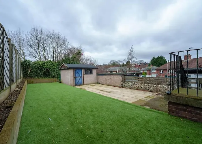 New! Central 3Br - Free Parking, Wifi & Serviced Workspace - Sleeps 5 - Contractors & Relocations - Weekly & Monthly Rates * 利兹