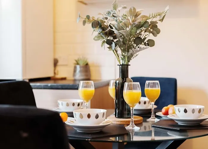 New! Central 3Br - Free Parking, Wifi & Serviced Workspace - Sleeps 5 - Contractors & Relocations - Weekly & Monthly Rates