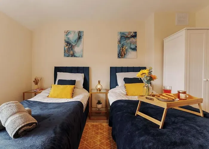 New! Central 3Br - Free Parking, Wifi & Serviced Workspace - Sleeps 5 - Contractors & Relocations - Weekly & Monthly Rates 度假居 利兹