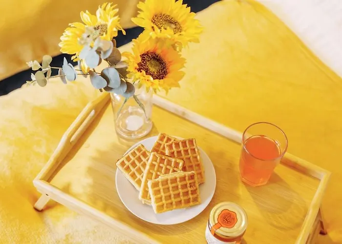 New! Central 3Br - Free Parking, Wifi & Serviced Workspace - Sleeps 5 - Contractors & Relocations - Weekly & Monthly Rates *