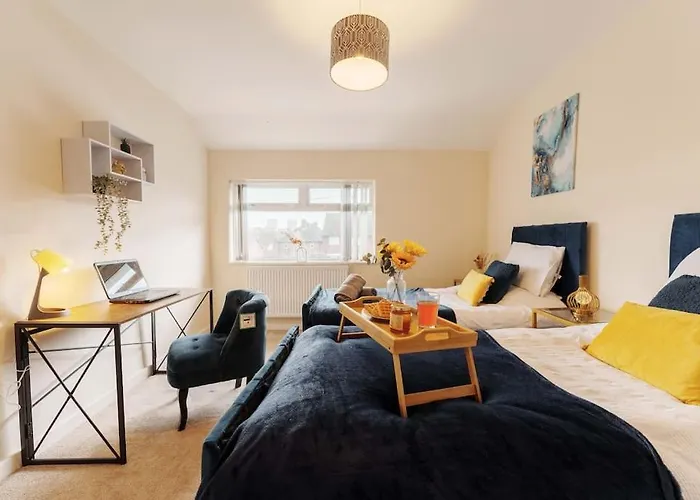 度假居 New! Central 3Br - Free Parking, Wifi & Serviced Workspace - Sleeps 5 - Contractors & Relocations - Weekly & Monthly Rates