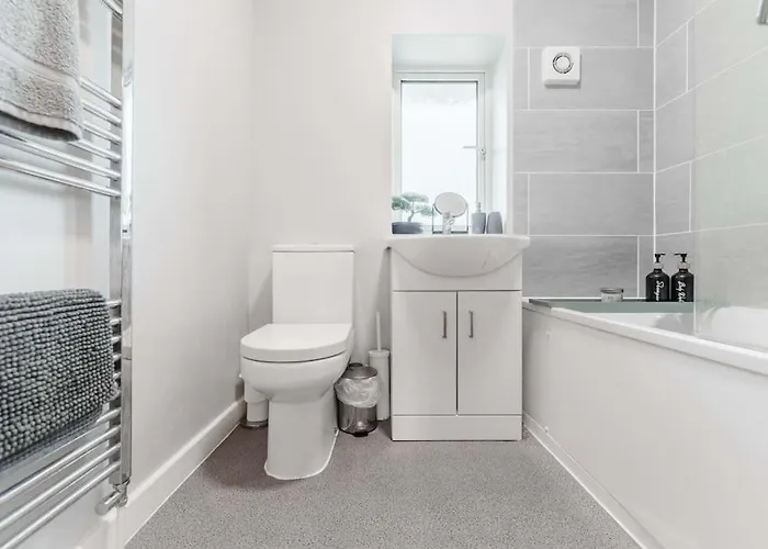 New! Central 3Br - Free Parking, Wifi & Serviced Workspace - Sleeps 5 - Contractors & Relocations - Weekly & Monthly Rates 度假居 *