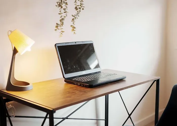 度假居 New! Central 3Br - Free Parking, Wifi & Serviced Workspace - Sleeps 5 - Contractors & Relocations - Weekly & Monthly Rates *