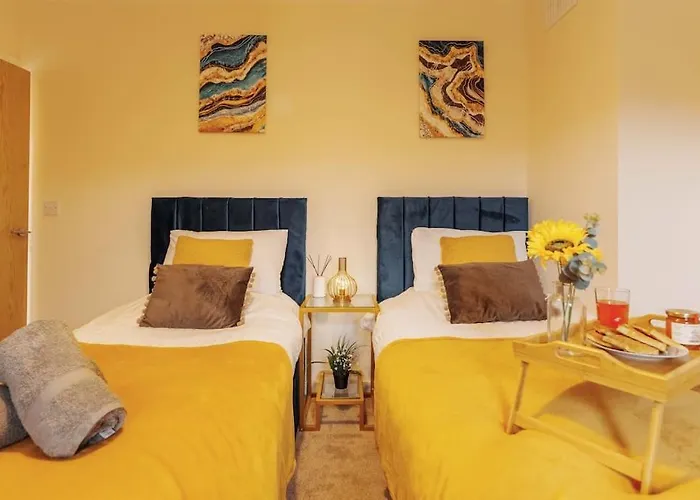 New! Central 3Br - Free Parking, Wifi & Serviced Workspace - Sleeps 5 - Contractors & Relocations - Weekly & Monthly Rates 利兹