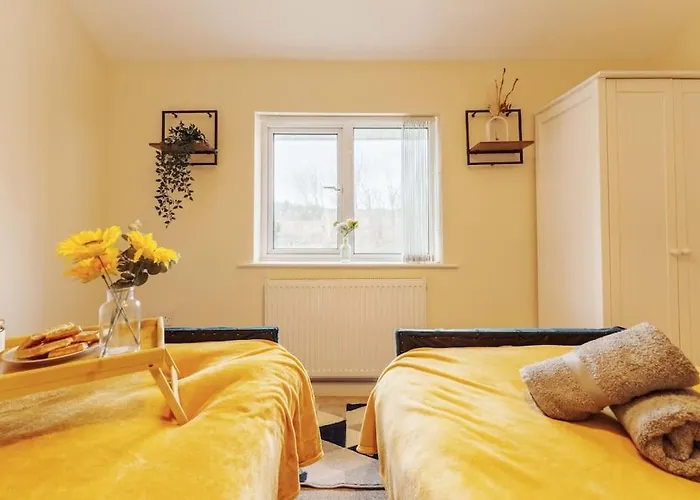 New! Central 3Br - Free Parking, Wifi & Serviced Workspace - Sleeps 5 - Contractors & Relocations - Weekly & Monthly Rates * 利兹