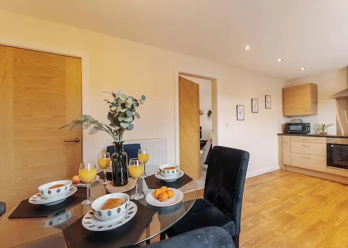 度假居 New! Central 3Br - Free Parking, Wifi & Serviced Workspace - Sleeps 5 - Contractors & Relocations - Weekly & Monthly Rates 利兹