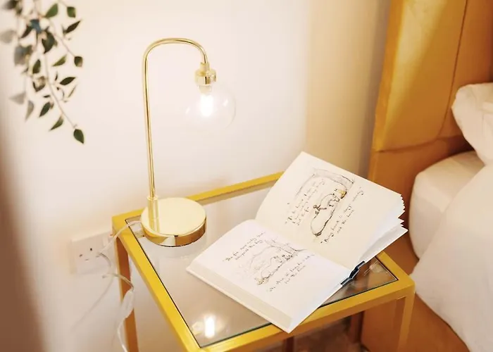 New! Central 3Br - Free Parking, Wifi & Serviced Workspace - Sleeps 5 - Contractors & Relocations - Weekly & Monthly Rates * 利兹