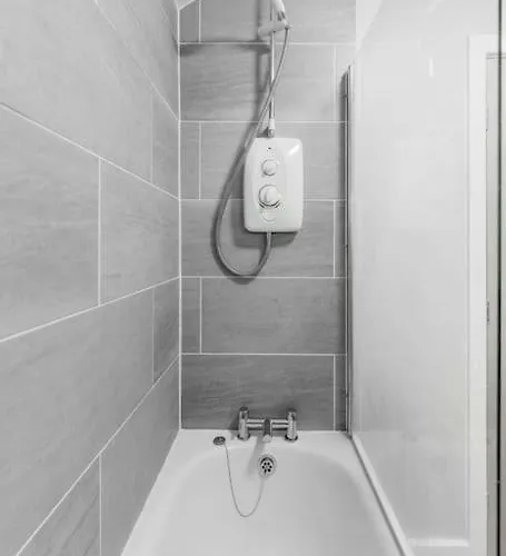 New! Central 3Br - Free Parking, Wifi & Serviced Workspace - Sleeps 5 - Contractors & Relocations - Weekly & Monthly Rates 度假居