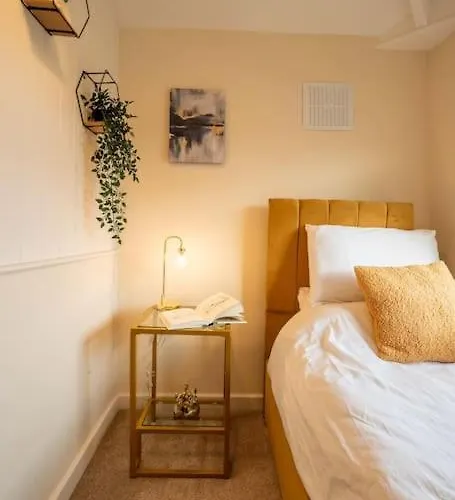 New! Central 3Br - Free Parking, Wifi & Serviced Workspace - Sleeps 5 - Contractors & Relocations - Weekly & Monthly Rates 度假居