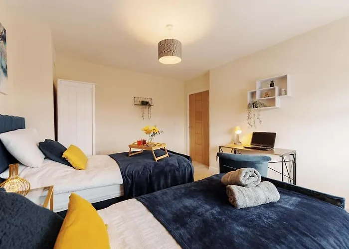 New! Central 3Br - Free Parking, Wifi & Serviced Workspace - Sleeps 5 - Contractors & Relocations - Weekly & Monthly Rates 度假居 *