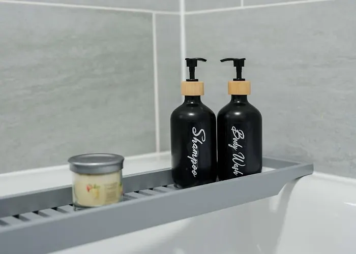 度假居 New! Central 3Br - Free Parking, Wifi & Serviced Workspace - Sleeps 5 - Contractors & Relocations - Weekly & Monthly Rates *