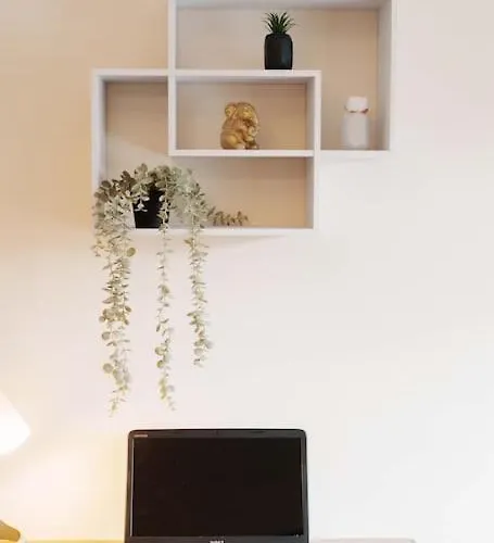 New! Central 3Br - Free Parking, Wifi & Serviced Workspace - Sleeps 5 - Contractors & Relocations - Weekly & Monthly Rates *