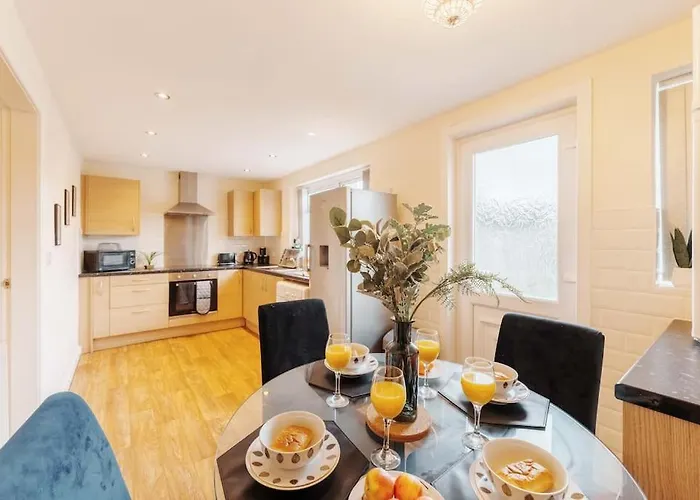 New! Central 3Br - Free Parking, Wifi & Serviced Workspace - Sleeps 5 - Contractors & Relocations - Weekly & Monthly Rates *