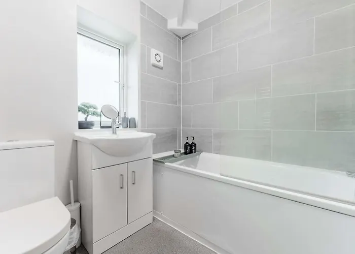 New! Central 3Br - Free Parking, Wifi & Serviced Workspace - Sleeps 5 - Contractors & Relocations - Weekly & Monthly Rates 度假居