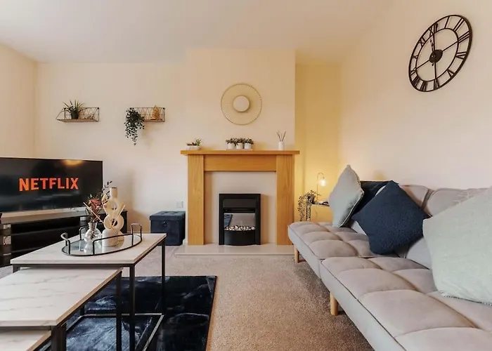 New! Central 3Br - Free Parking, Wifi & Serviced Workspace - Sleeps 5 - Contractors & Relocations - Weekly & Monthly Rates 利兹