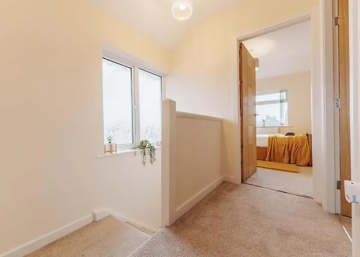 New! Central 3Br - Free Parking, Wifi & Serviced Workspace - Sleeps 5 - Contractors & Relocations - Weekly & Monthly Rates 度假居