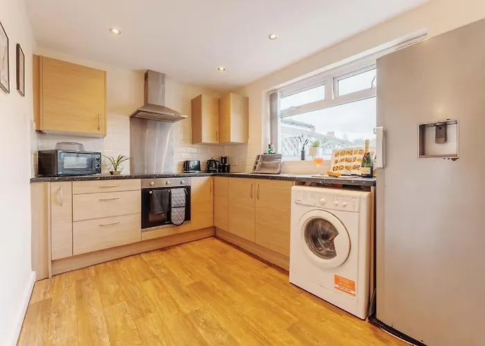 New! Central 3Br - Free Parking, Wifi & Serviced Workspace - Sleeps 5 - Contractors & Relocations - Weekly & Monthly Rates 度假居 利兹