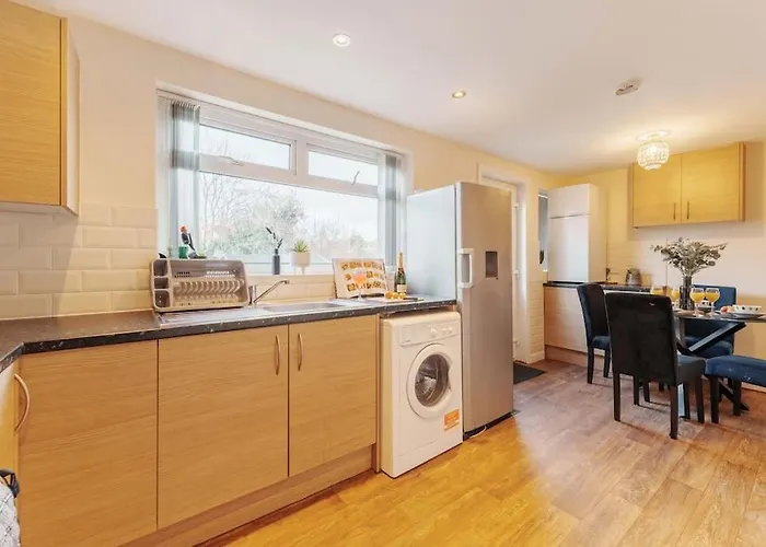 New! Central 3Br - Free Parking, Wifi & Serviced Workspace - Sleeps 5 - Contractors & Relocations - Weekly & Monthly Rates *